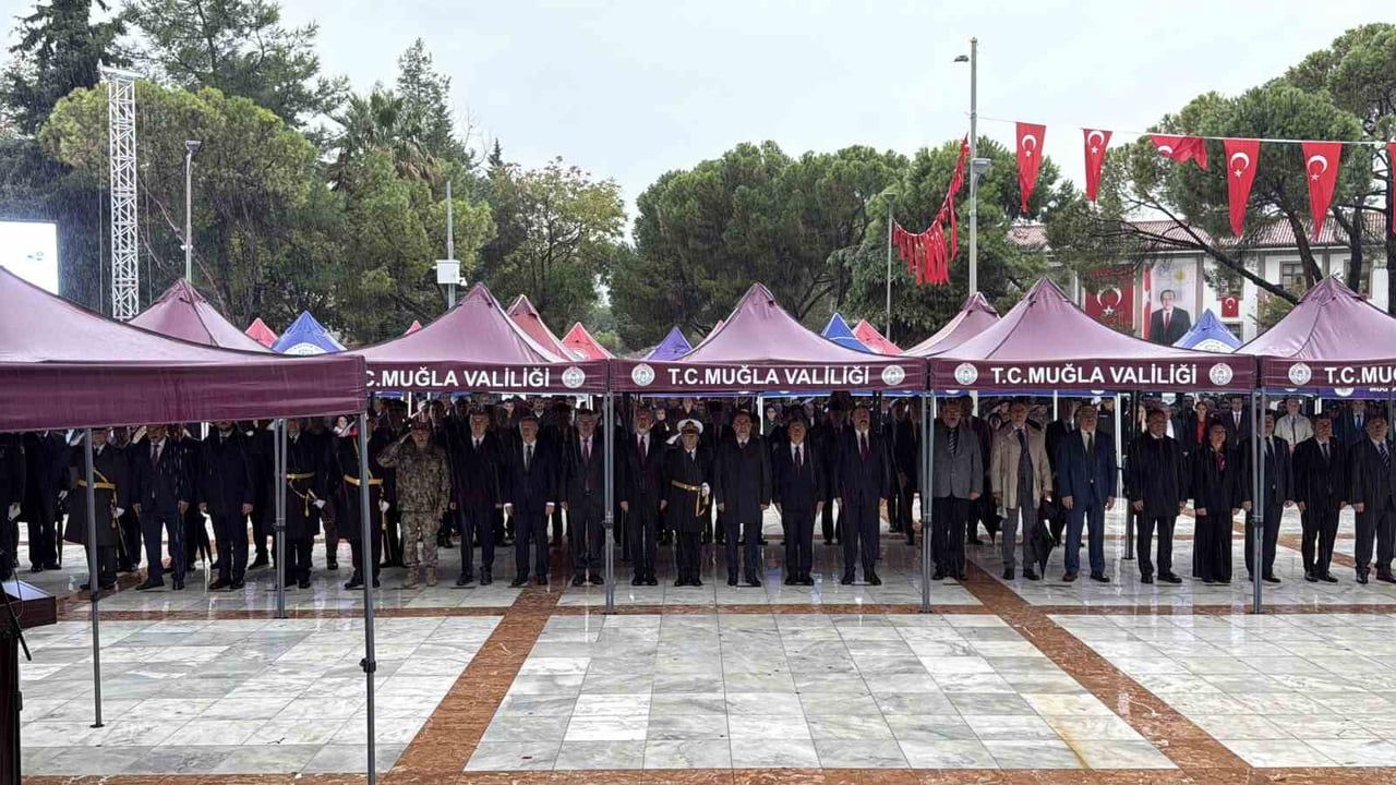 Sağanak altında saygı: Muğla'da 29 Ekim çelenk töreni