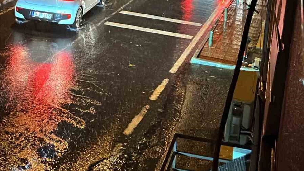 Sağanak İstanbul'da Portakal Yokuşu'nu kilitledi: istinat duvarı yola çöktü