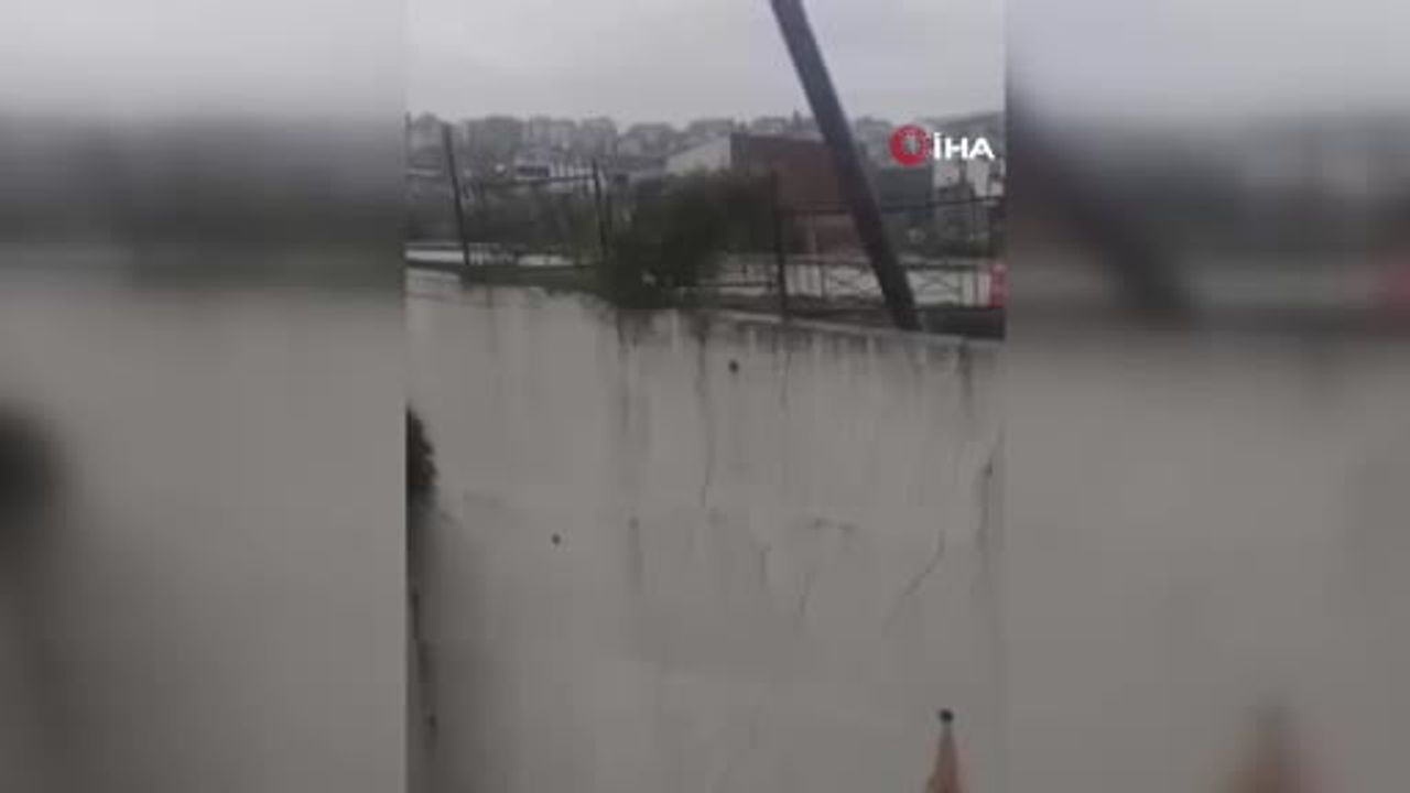 Sağanak Kocaeli’de istinat duvarını çökertti, elektrik direği yan yattı