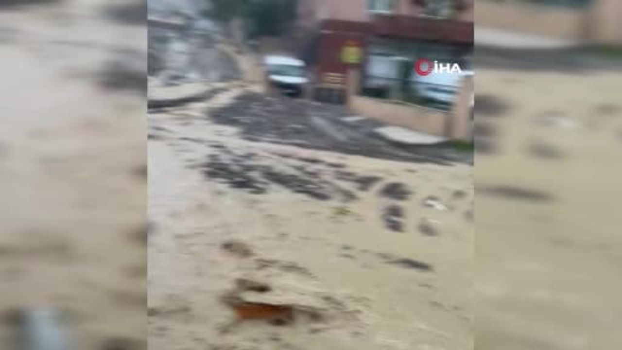 Sağanak sonrası Gaziosmanpaşa’da yollar çökünce öğrenciler çıkamadı