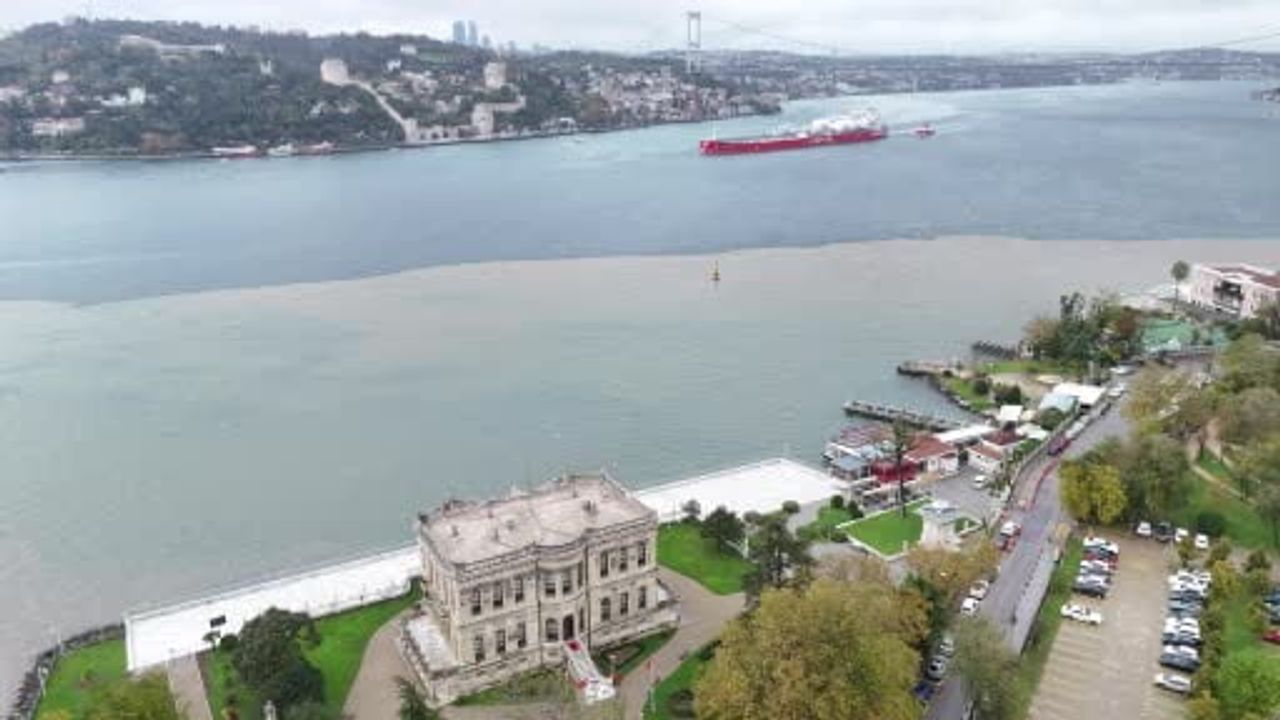 Sağanak sonrası İstanbul Boğazı çamurla iki renge ayrıldı