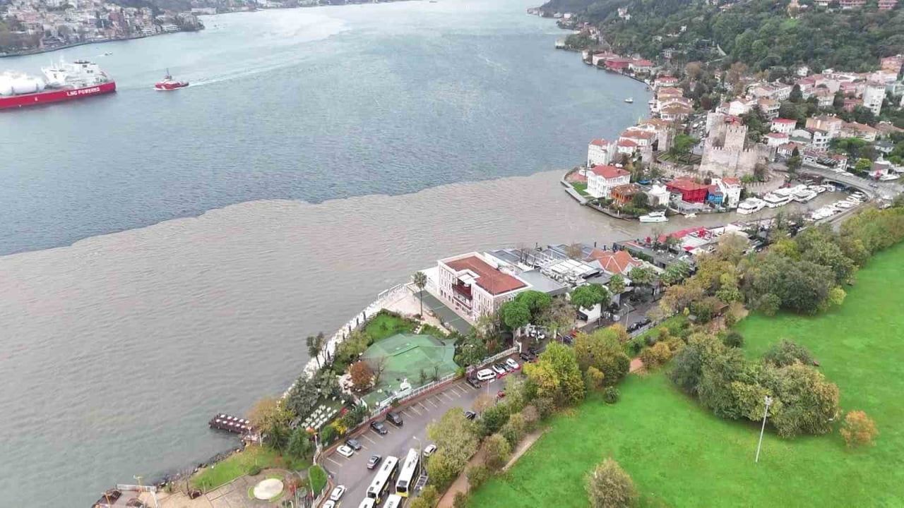 Sağanak sonrası İstanbul Boğazı'nda çamurun iki renk oyunu