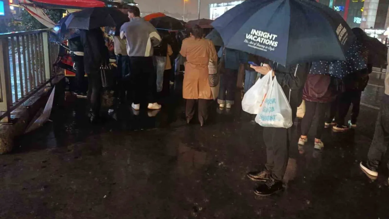 Sağanak sonrası İstanbul'da duraklarda uzun kuyruklar oluştu