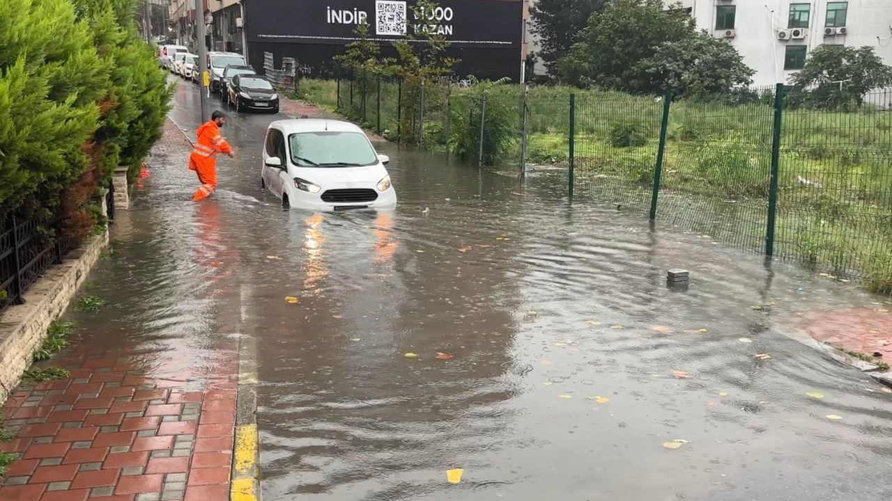 Sağanak sonrası Şişli caddesi göle döndü, sürücü aracında mahsur kaldı