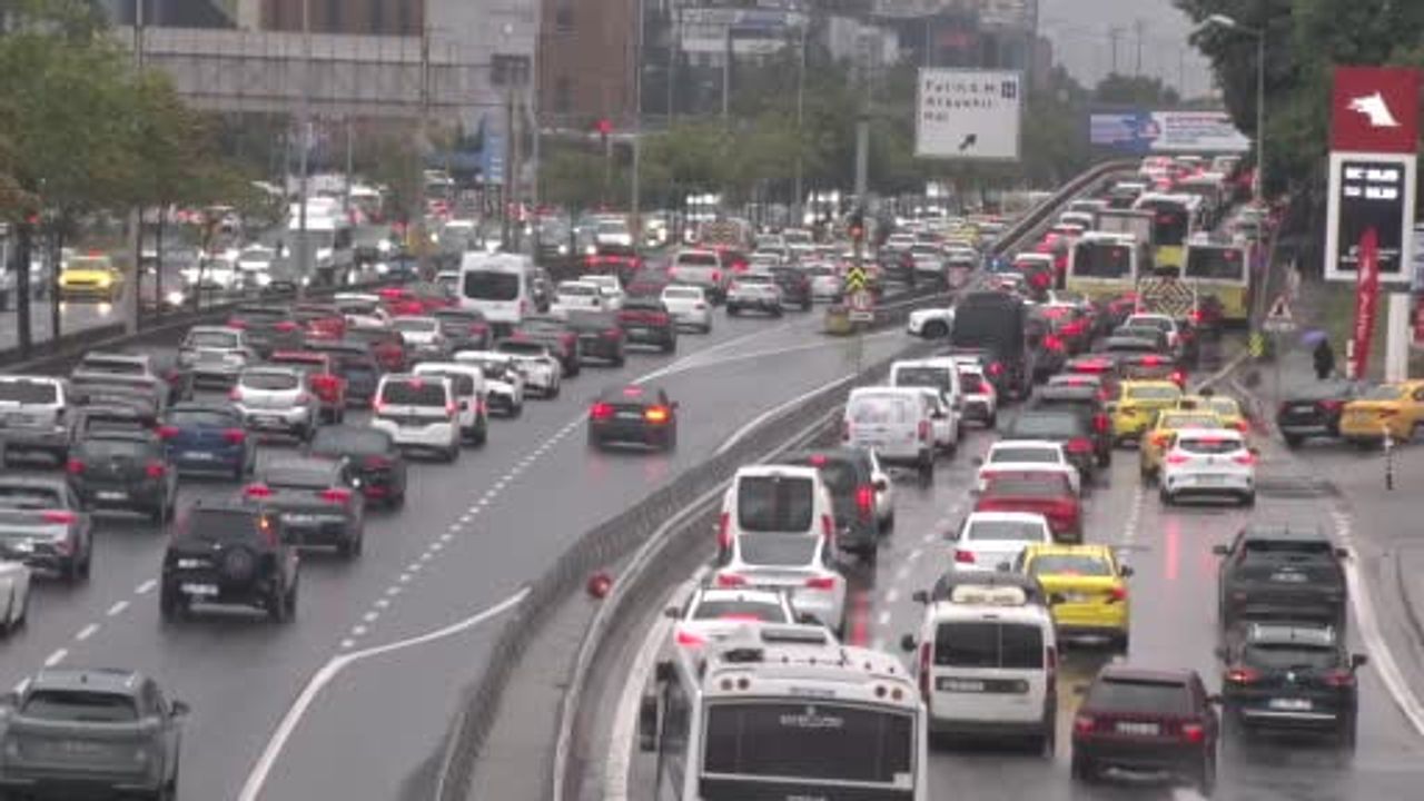 Sağanak ulaşımı yavaşlattı: İstanbul’da trafik yoğunluğu yüzde 89’a çıktı