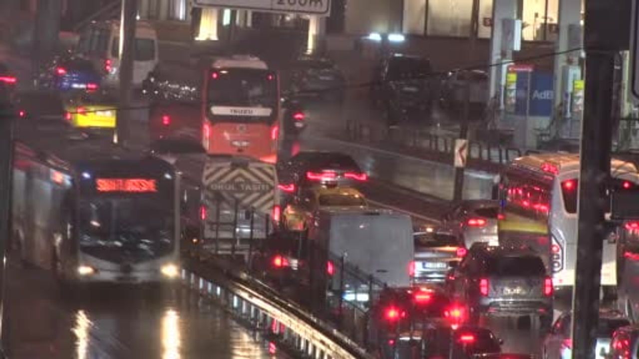 Sağanak yağış mesai çıkışında trafiği kilitledi: E-5'te uzun kuyruklar oluştu
