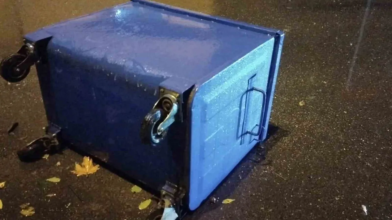 Sağanak yağış Üsküdar'da cadde ve sokakları nehre çevirdi