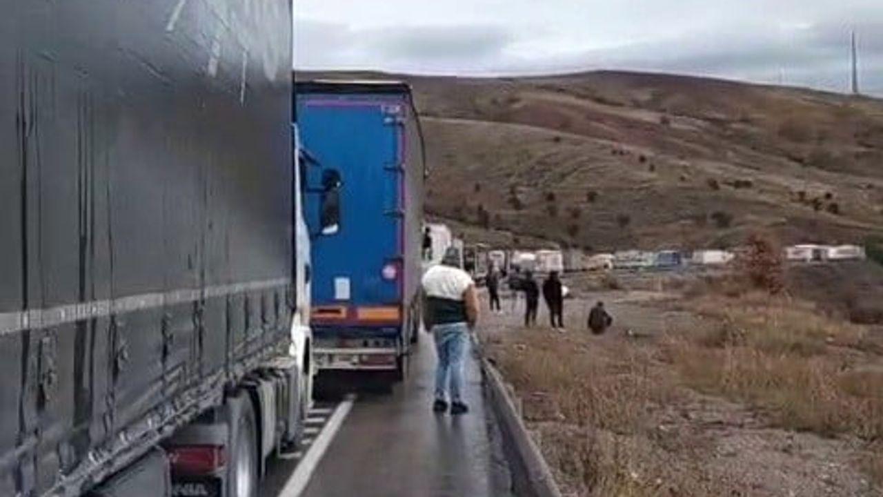 Sağanakta kayganlaşan yolda iki tır çarpıştı: Erzincan-Erzurum güzergahı kapandı