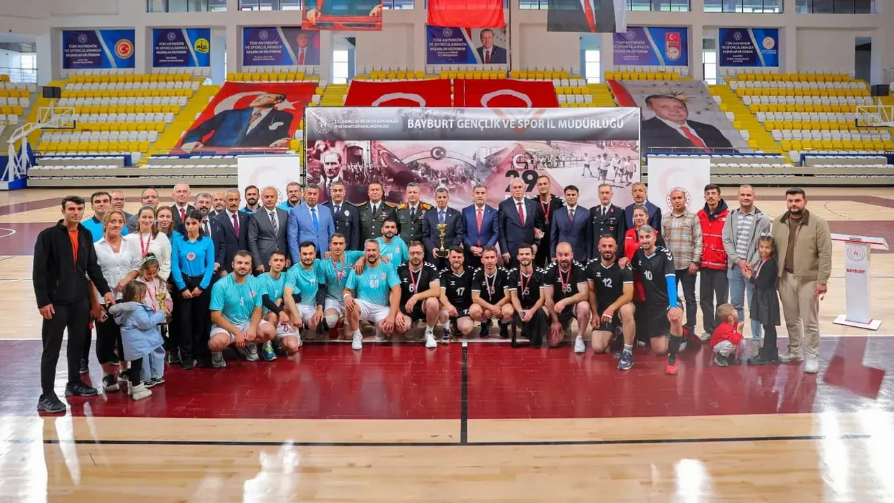 Sağlık ekibi şampiyon oldu: Bayburt'ta Cumhuriyet Kupası'nı İl Sağlık Müdürlüğü kazandı