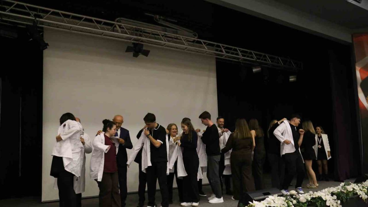 Sağlık yolculuğuna ilk adım: Avrasya Üniversitesi'nde beyaz önlük töreni