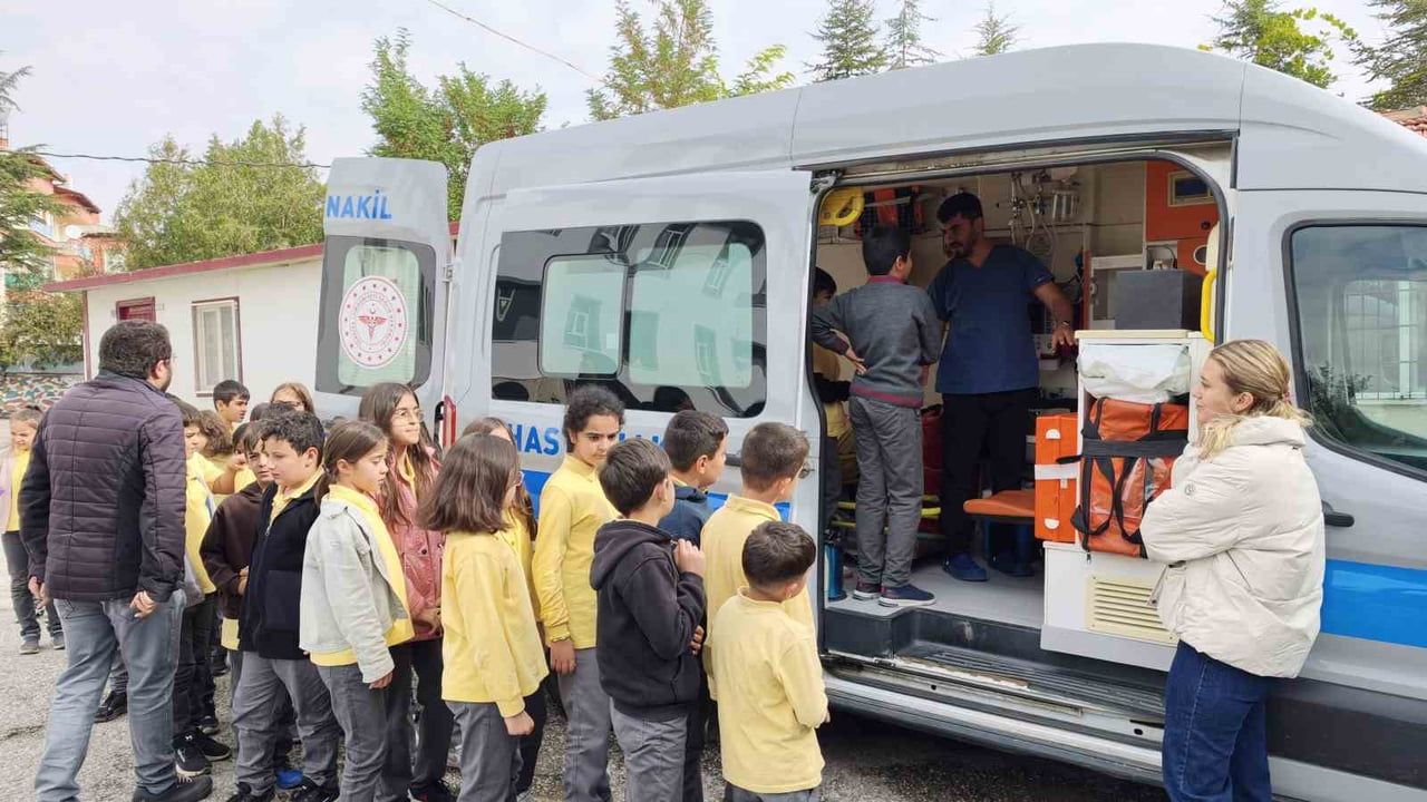 Sağlıklı gelecek için Bozkır'da öğrenciler ağız sağlığı ve meyve ile buluştu