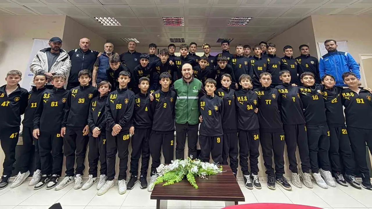 Saha içinde sağlık: Bayburt'ta genç futbolculara bağımlılık eğitimi