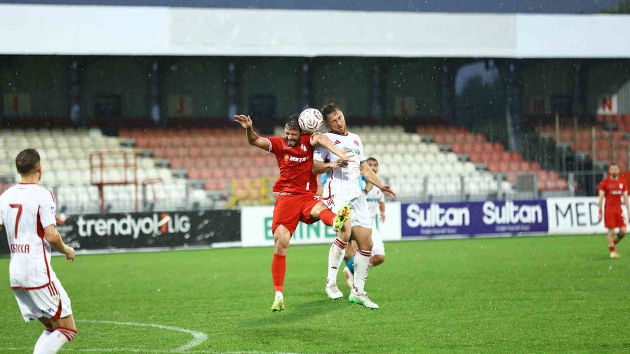 Saha teslim oldu: Ümraniyespor-Boluspor müsabakası yağmur nedeniyle ertelendi