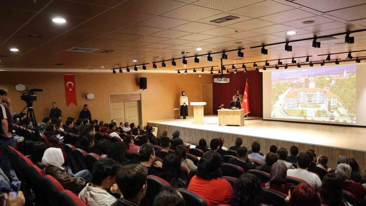 Sahada edindiği deneyimleri iletişim öğrencileriyle paylaşan Vali Çağatay