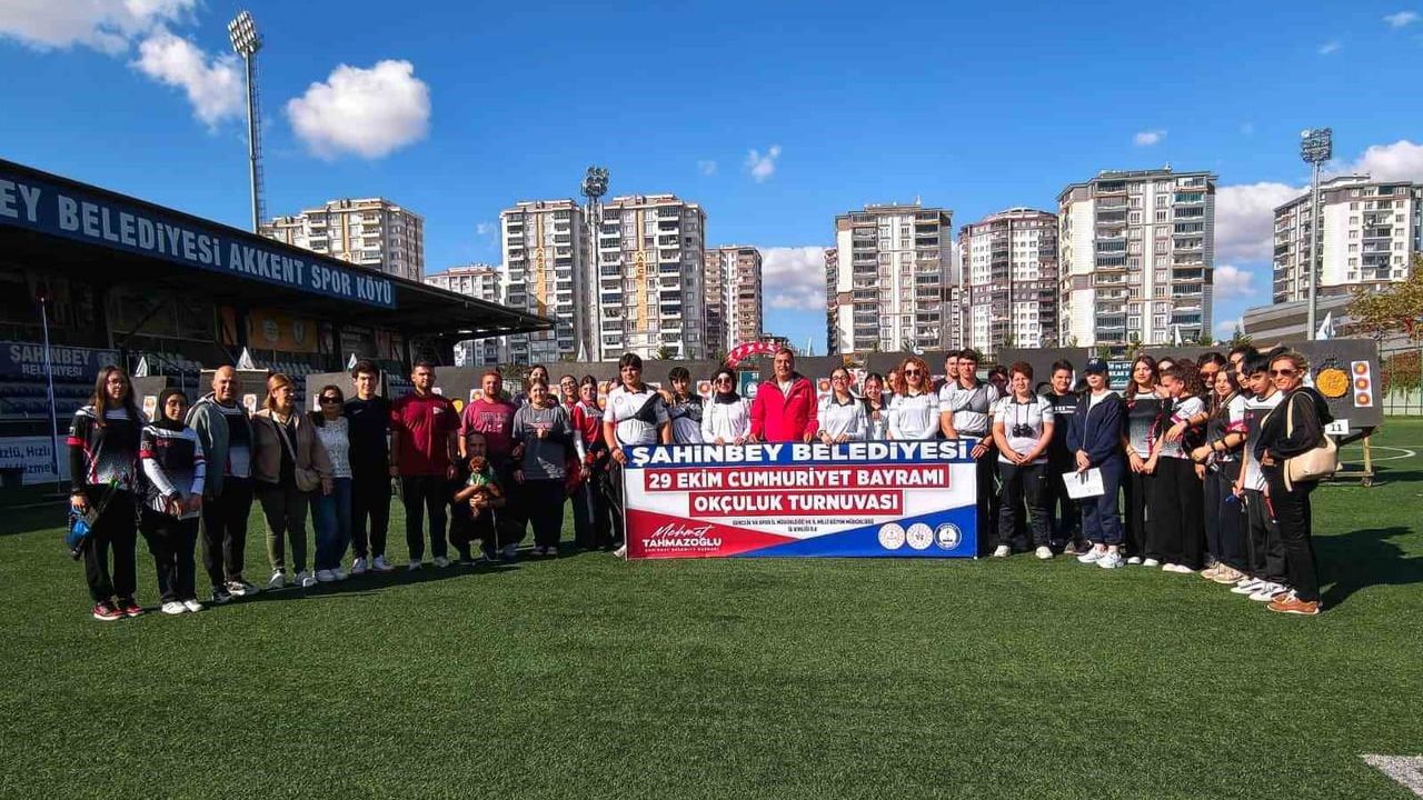 Şahinbey’de cumhuriyet coşkusu sahalarda yankı buldu