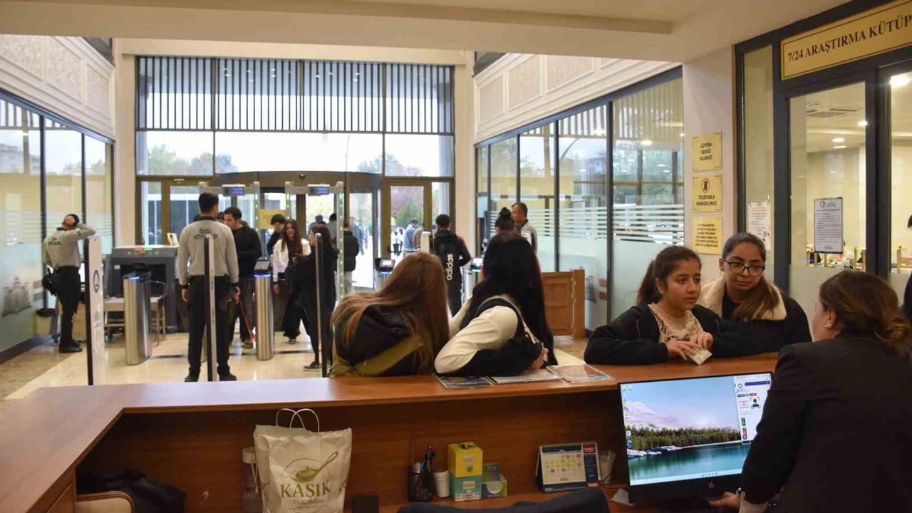 Şahinbey millet kütüphanesi gençlerin 7/24 çalışma merkezi oldu