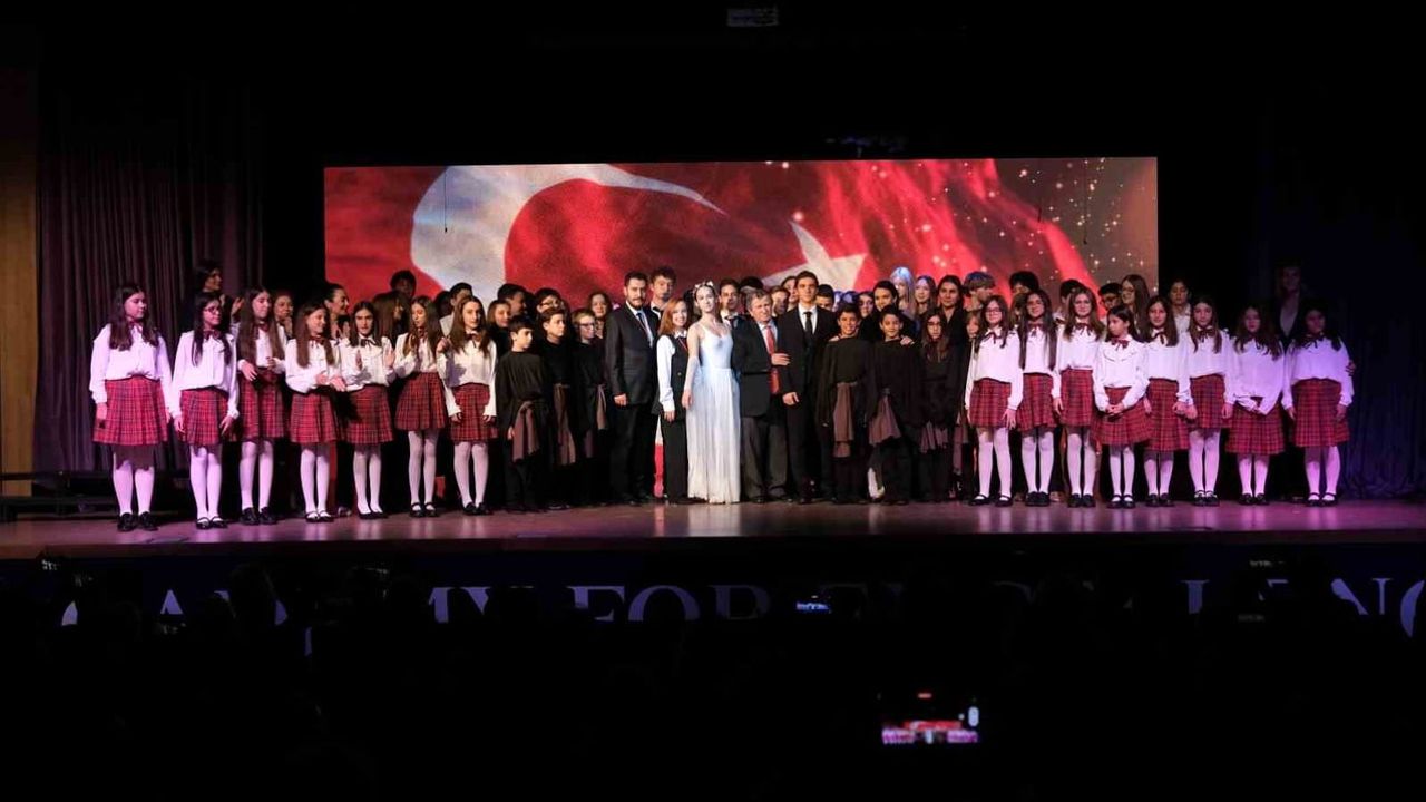 Şahinkaya'da 103. yılın ruhu kortej, fener alayı ve sahnede hayat buldu
