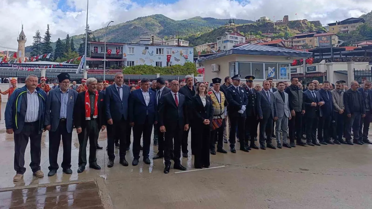 Saimbeyli'de 106. yıl coşkusu: şehitlik ziyareti ve halk kutlamaları