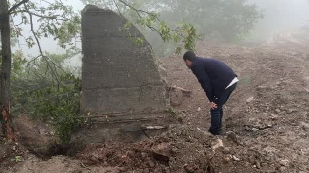 Sakarya'da altyapı çalışmasında bulunan yazıtlı taş mahallede merak uyandırdı