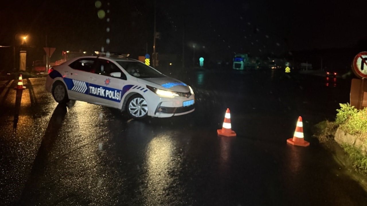 Sakarya'da D-650'de önlem: Tuzla ve Limandere arasında trafik geçici olarak durduruldu