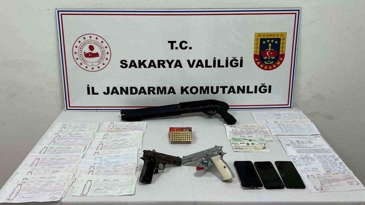 Sakarya'da evdeki senetler tefecilik şüphesini güçlendirirken çamaşır makinesinden silah çıktı