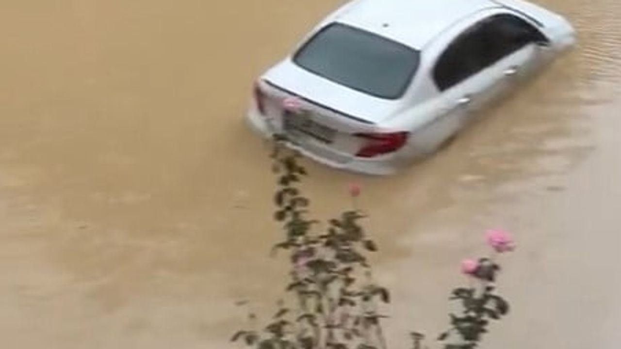Sakarya’da geceden itibaren taşkın ve su baskınları hayatı etkiledi