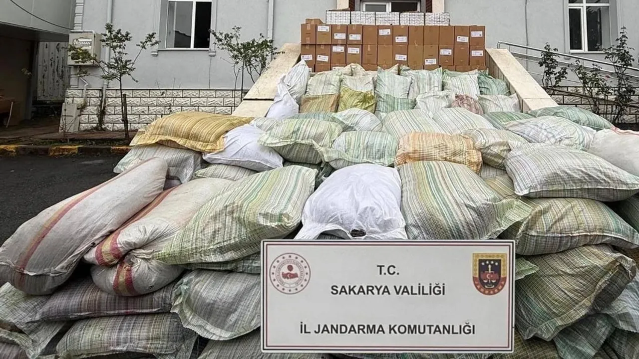 Sakarya'da jandarmadan 3 milyonluk kaçak tütün ve makaron baskını
