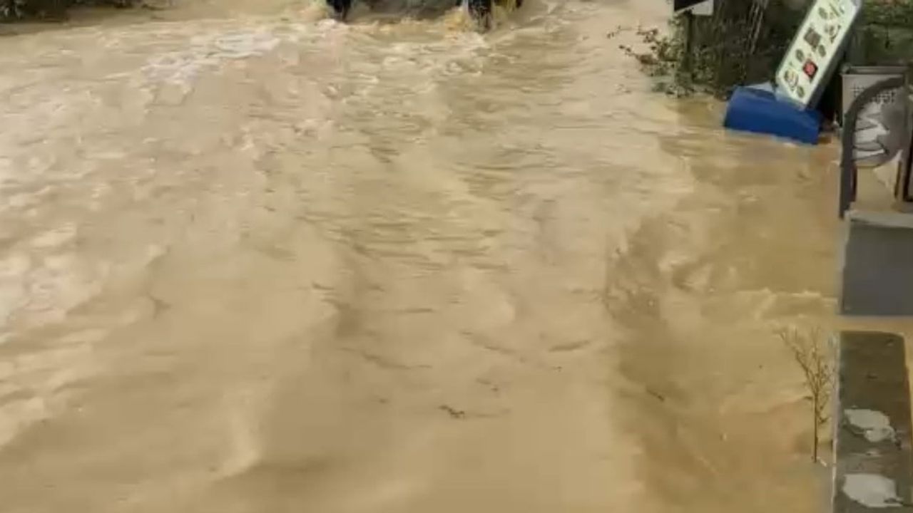 Sakarya'da sağanak yolları göle çevirdi, eski Kaynarca-Karasu trafiğe kapandı