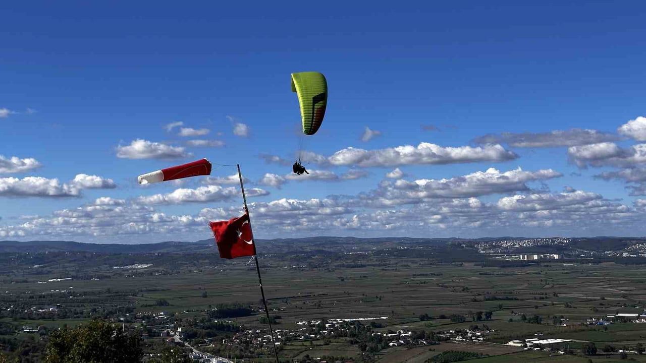 Sakarya'da sel sonrası Kıran Tepe'ye akın, gökyüzü paraşütlerle renklendi