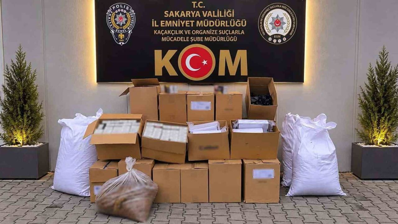 Sakarya'da teknik takip sonrası yapılan baskında binlerce kaçak makaron ve bandrol ele geçirildi