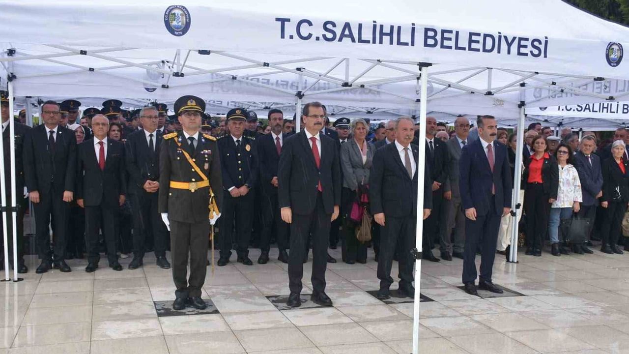 Salihli'de 103. yıl coşkusu yağmur altında sürdü