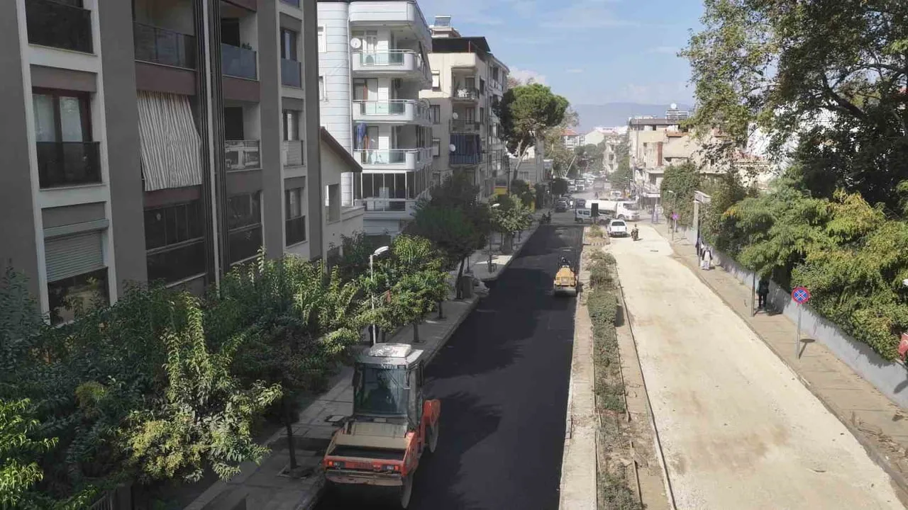 Salihli'de Ferah Caddesi modernleşiyor: bin 300 metrelik sıcak asfalt çalışması