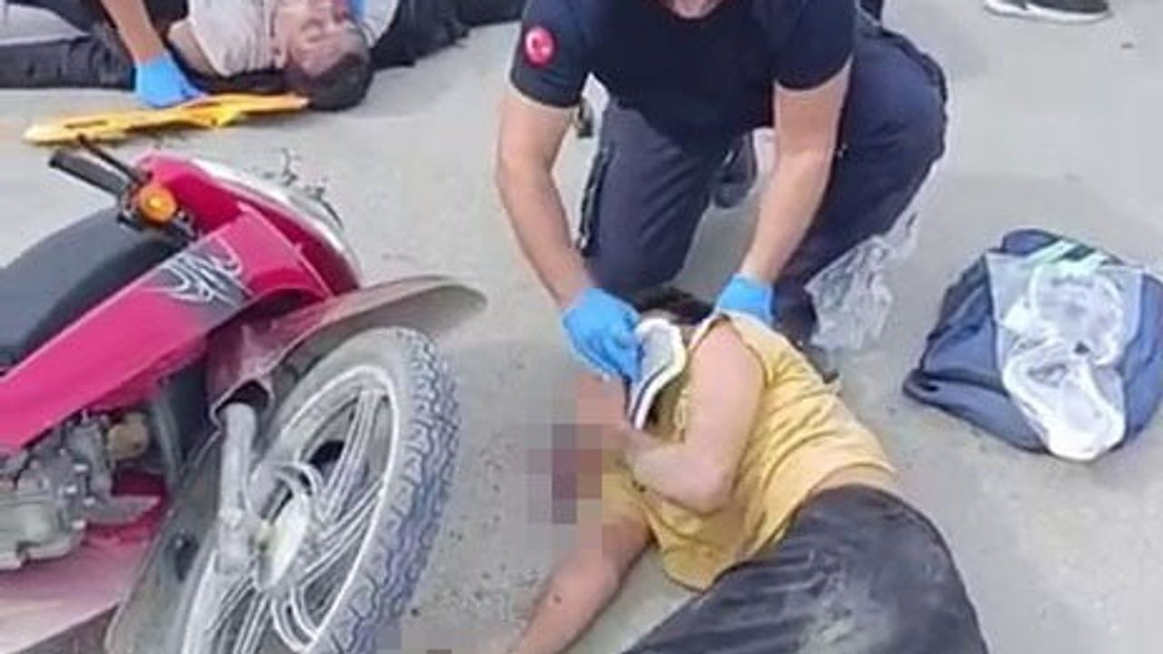 Samandağ Sutaşı'nda çarpışma: motosikletten savrulan üç genç ağır yaralandı
