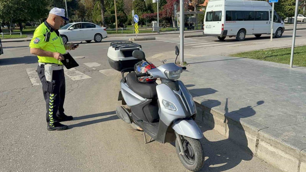 Samsun'da 78 yaşındaki sürücünün kayması sonucu motosiklet devrildi
