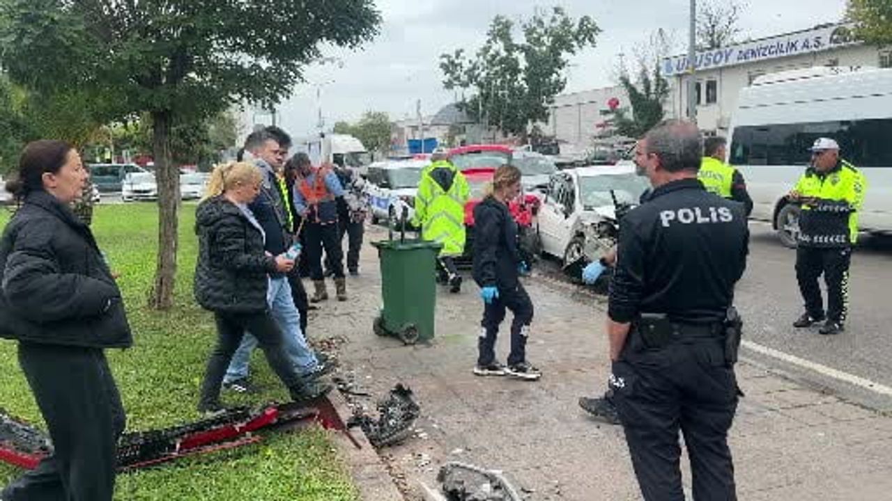 Samsun'da fuar caddesi'nde iki otomobil kafa kafaya çarpıştı: bir sürücü ağır yaralandı