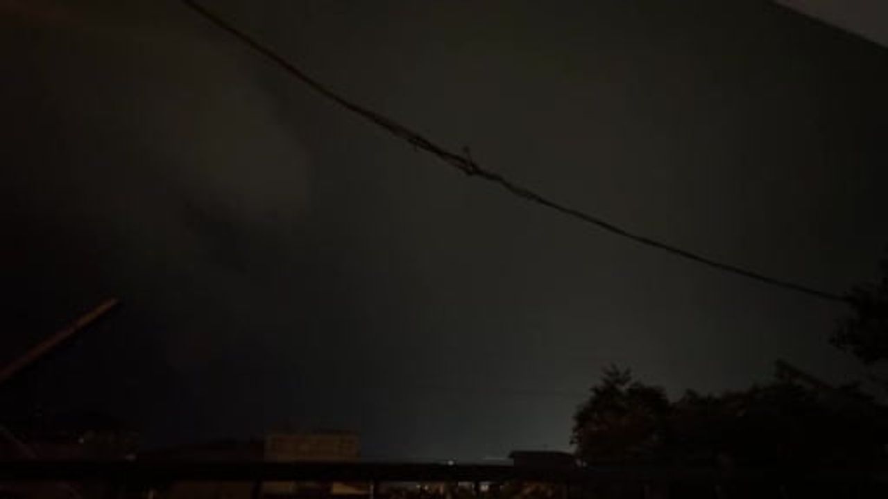 Samsun'da gökyüzünü delen şimşekler geceyi aydınlattı
