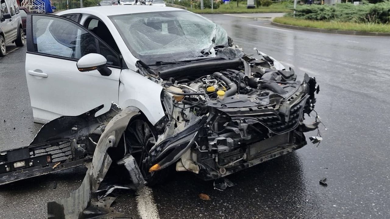 Samsun’da kavşağa kırmızı ışıkta giren tırın iki araca çarpma anı kamerada
