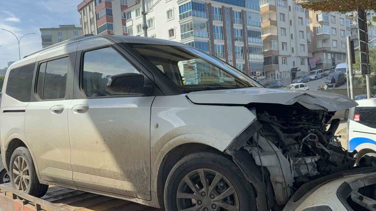 Samsun'da yeni alınan otomobil viyadük altında takla attı: 1 yaralı