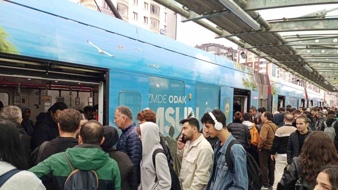 Samsun sabahlarında dolu tramvaylar yolcuları bekletiyor