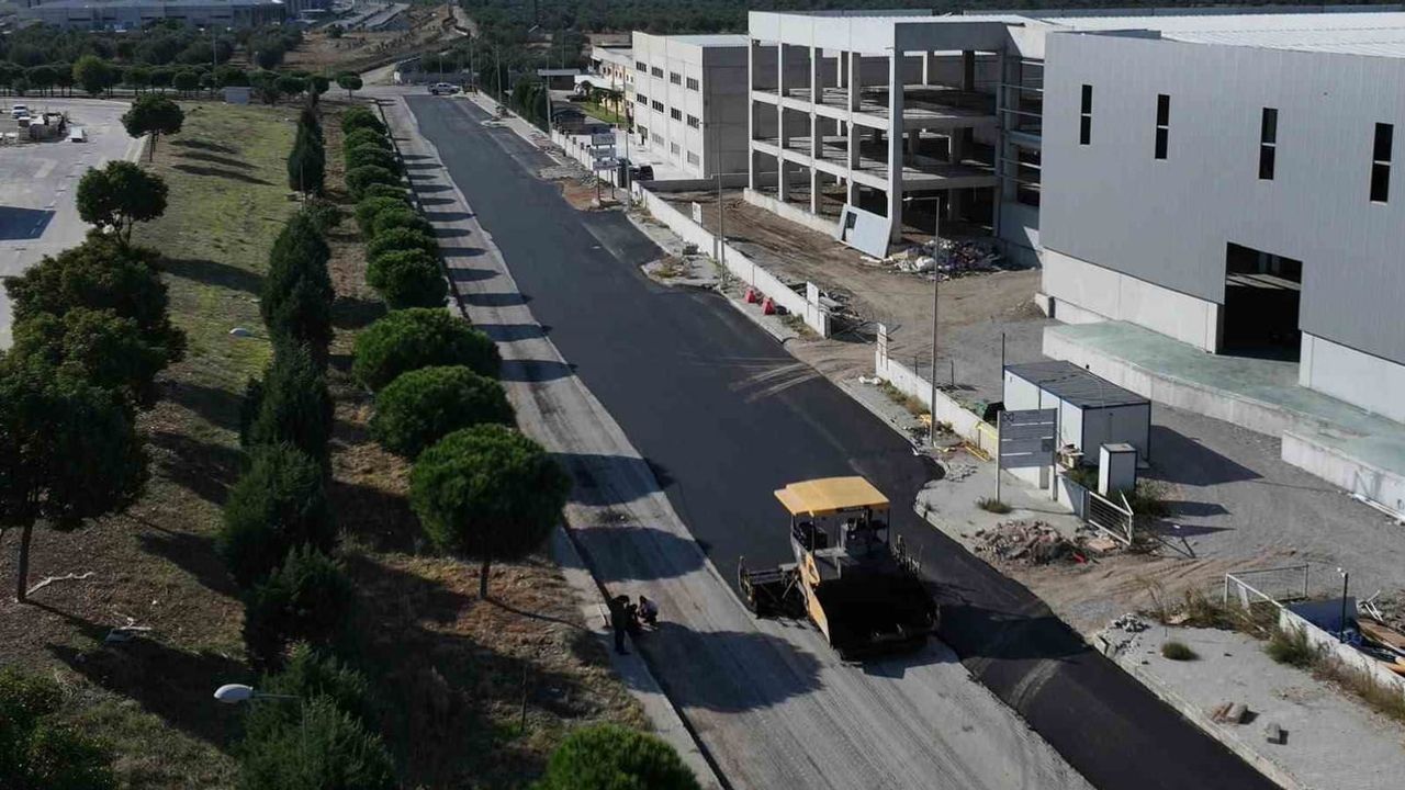 Sanayi bölgelerini birleştiren eski Menemen yolu yeniden konfora kavuşuyor
