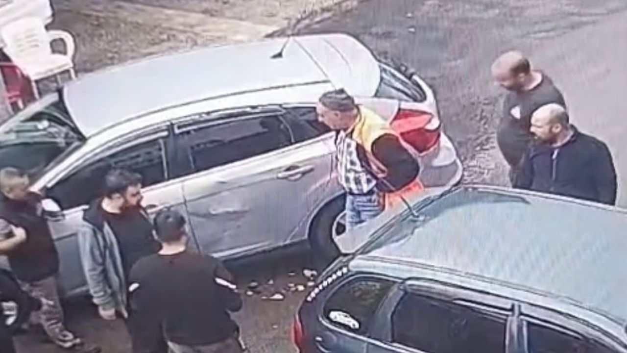 Sanayi sitesinde ustaya götürülen arızalı aracın kaza anı güvenlik kamerasında
