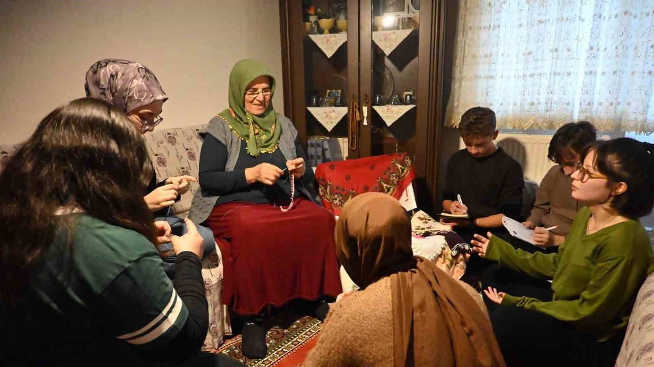 Sandığın dili: Denizli öğrencileri yazma oyalarını günümüze taşıyor