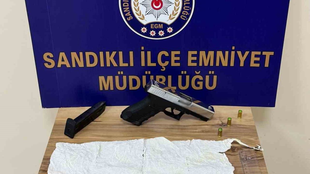 Sandıklı'da torbacı operasyonunda silah ve uyuşturucu ele geçirildi