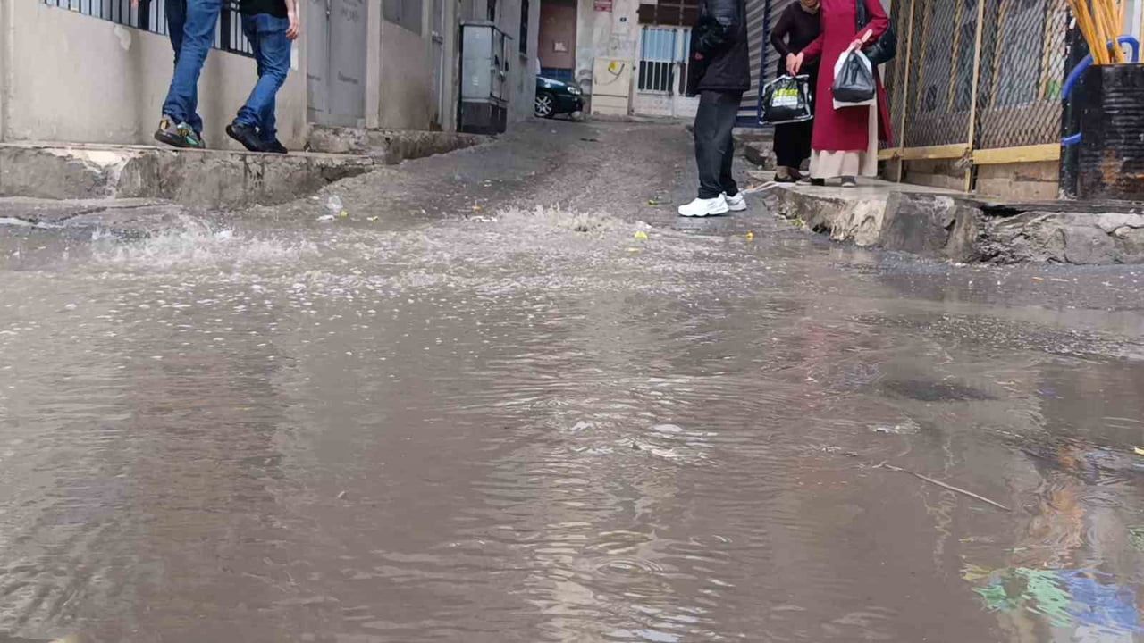 Şanlıurfa'da aniden bastıran yağmur günlük yaşamı aksattı
