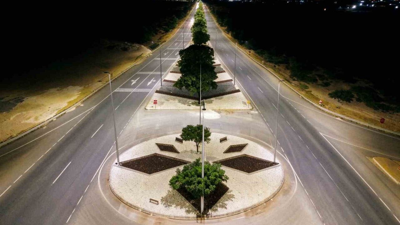 Şanlıurfa'da GAP Havalimanı yoluna modern aydınlatma: 472 direk, 8 trafo