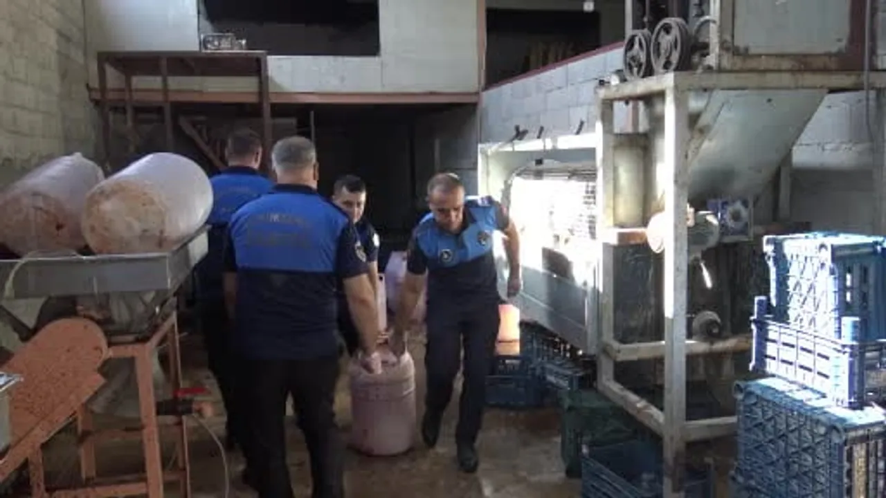Şanlıurfa'da salça üretiminde hijyen ihlali: çürük domates ve küflenmiş biber tespit edildi