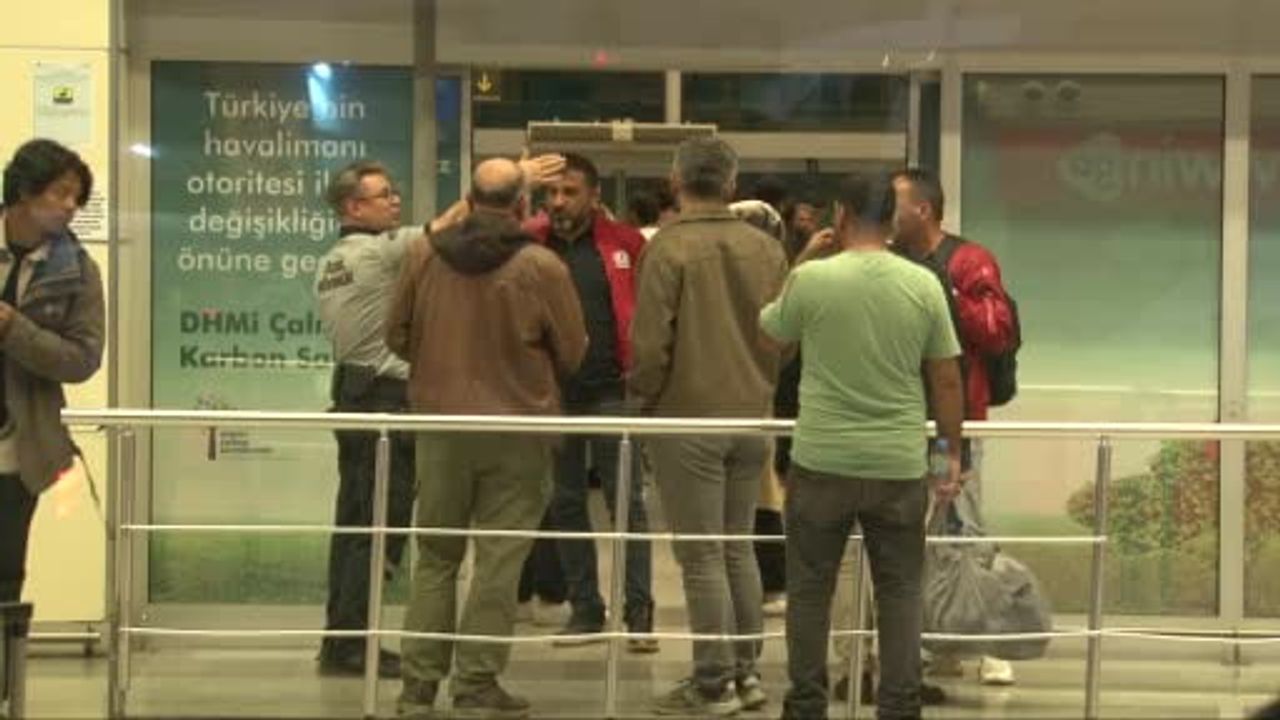 Şanlıurfa'da uçağa gelen bomba ihbarı sonrası yolcular güvenle tahliye edildi