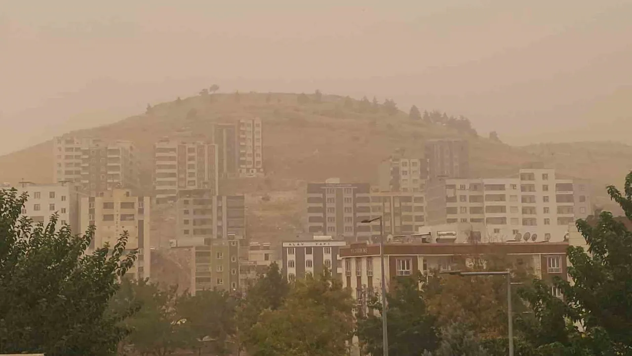 Şanlıurfa'da yoğun toz taşınımı görüşü sınırladı