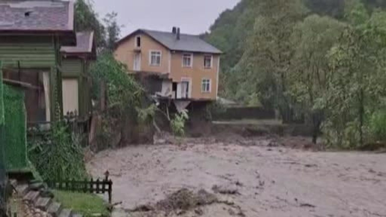 Sapanca'da çamur rengi sel, dere kıyısındaki evi saniyeler içinde yerle bir etti