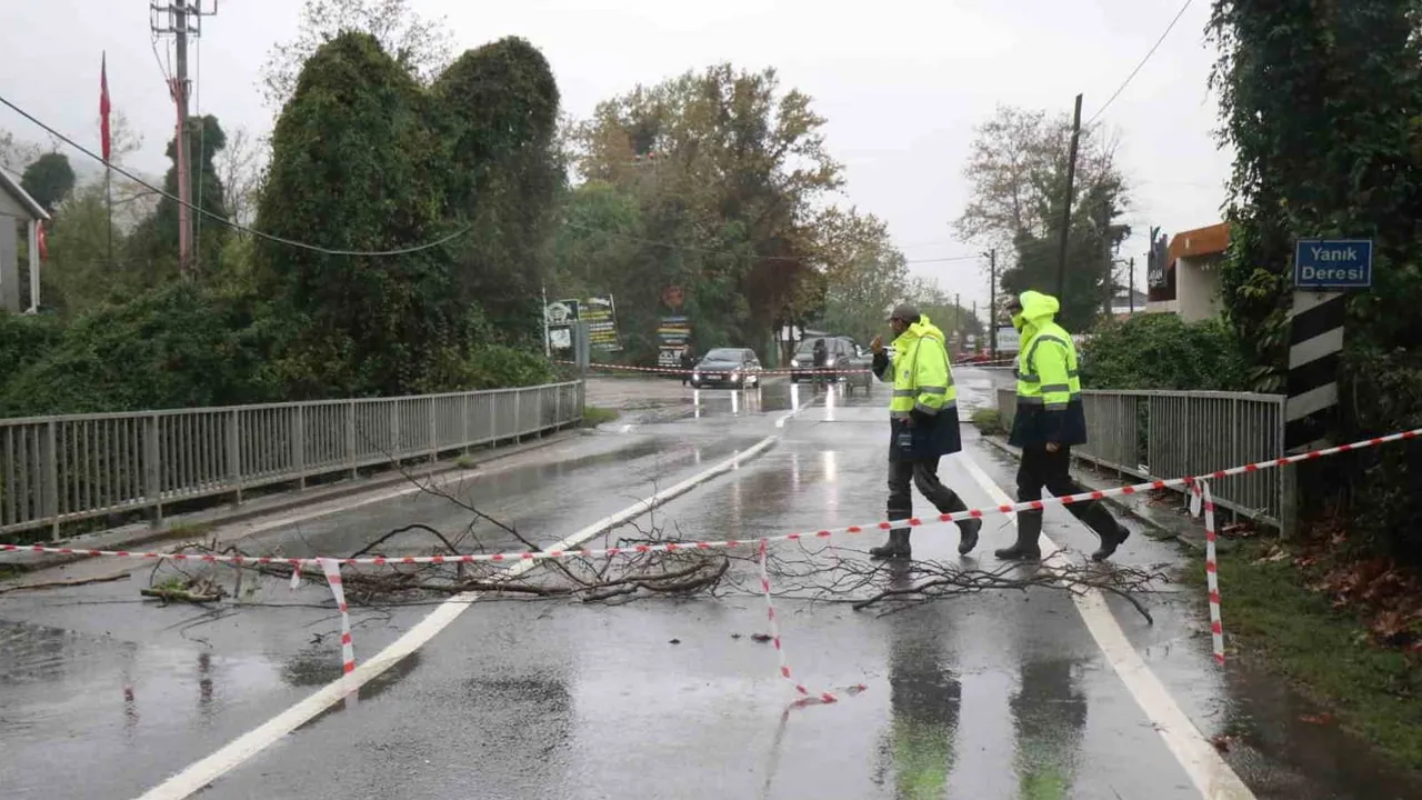 Sapanca'da Yanık Deresi köprüsü çökme riski nedeniyle ulaşıma kapatıldı
